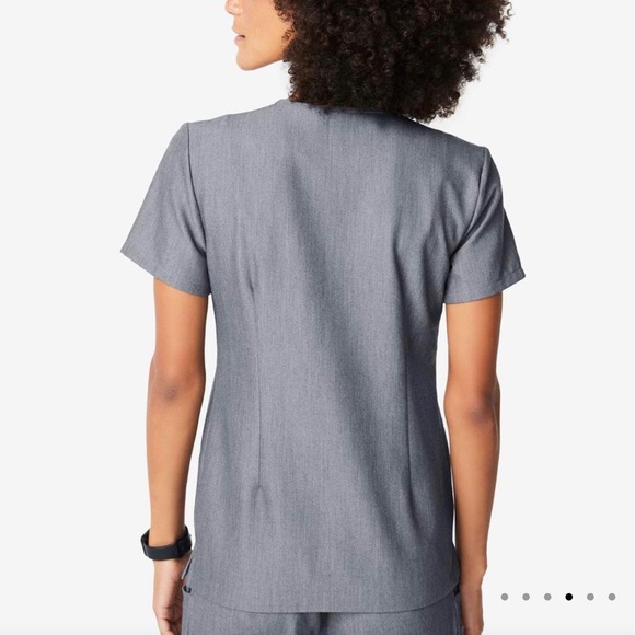 Figs Casma Graphite three pocket scrub top. Small - Picture 2 of 6